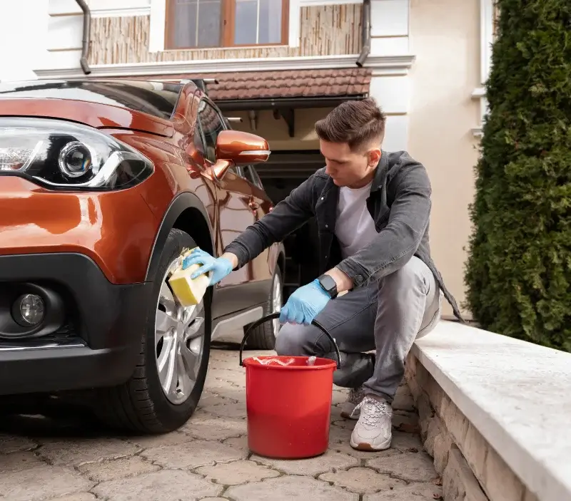 Lavage auto à domicile Ribérac : professionnel intervenant sur un véhicule